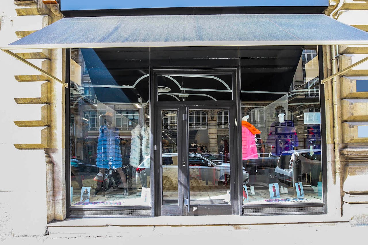 Bright Pop-Up Shop in Sentier - Image 2