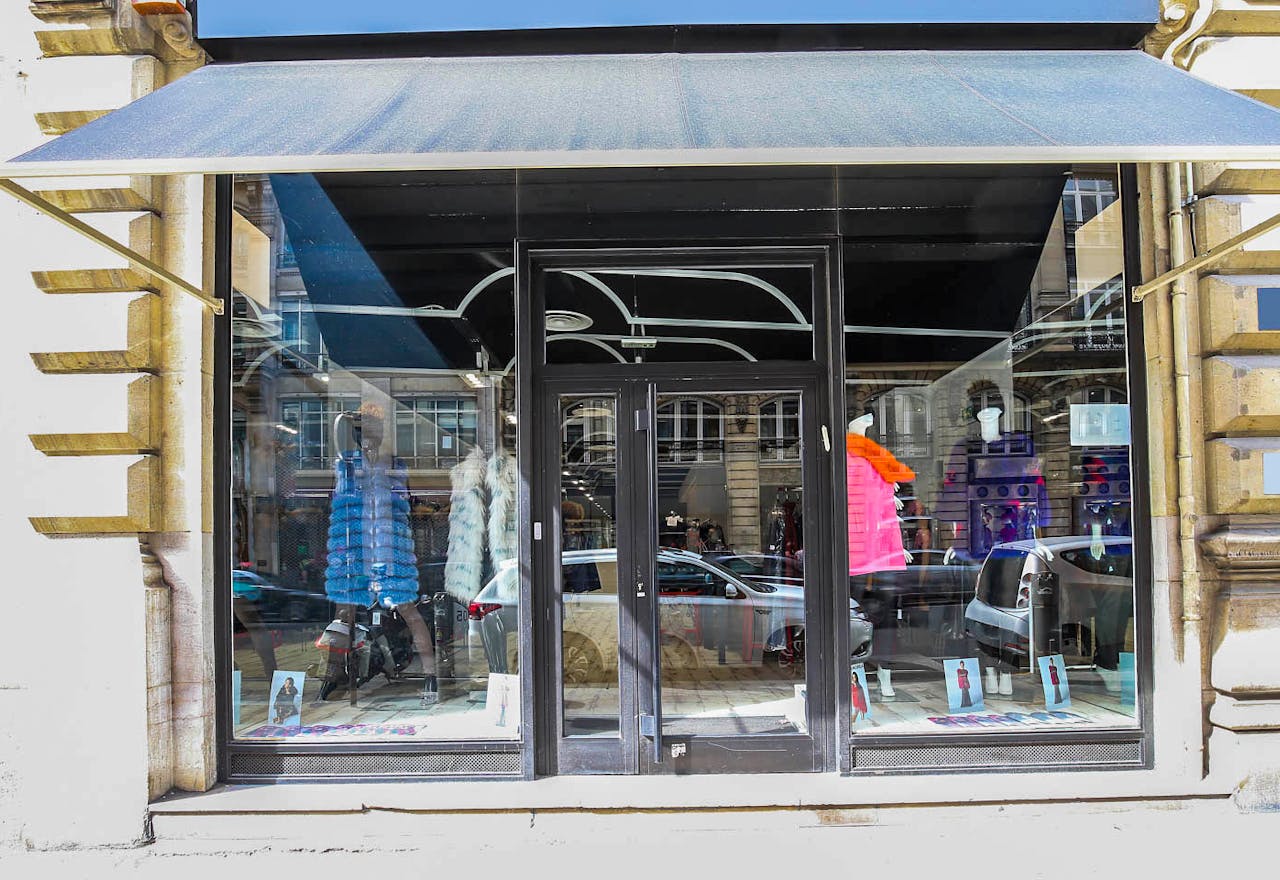 Bright Pop-Up Shop in Sentier - Image 2