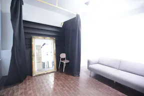 Modern Pop-Up Space in Le Marais - Image 3