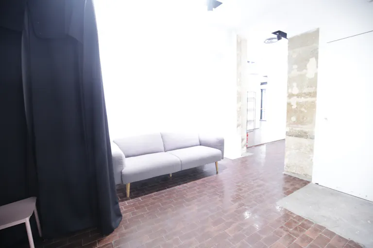 Modern Pop-Up Space in Le Marais - Image 4
