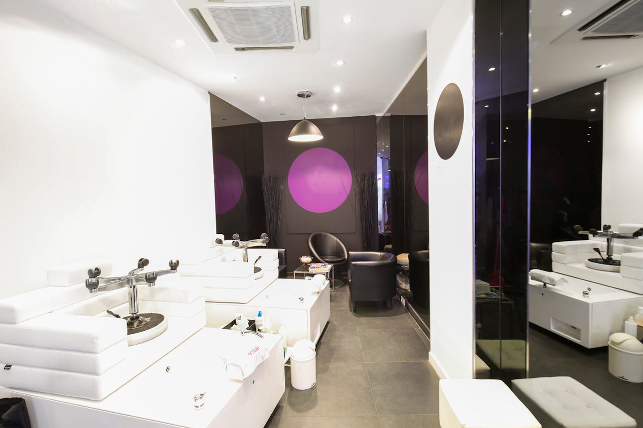 Modern Pop-Up Space in Passy - Image 1