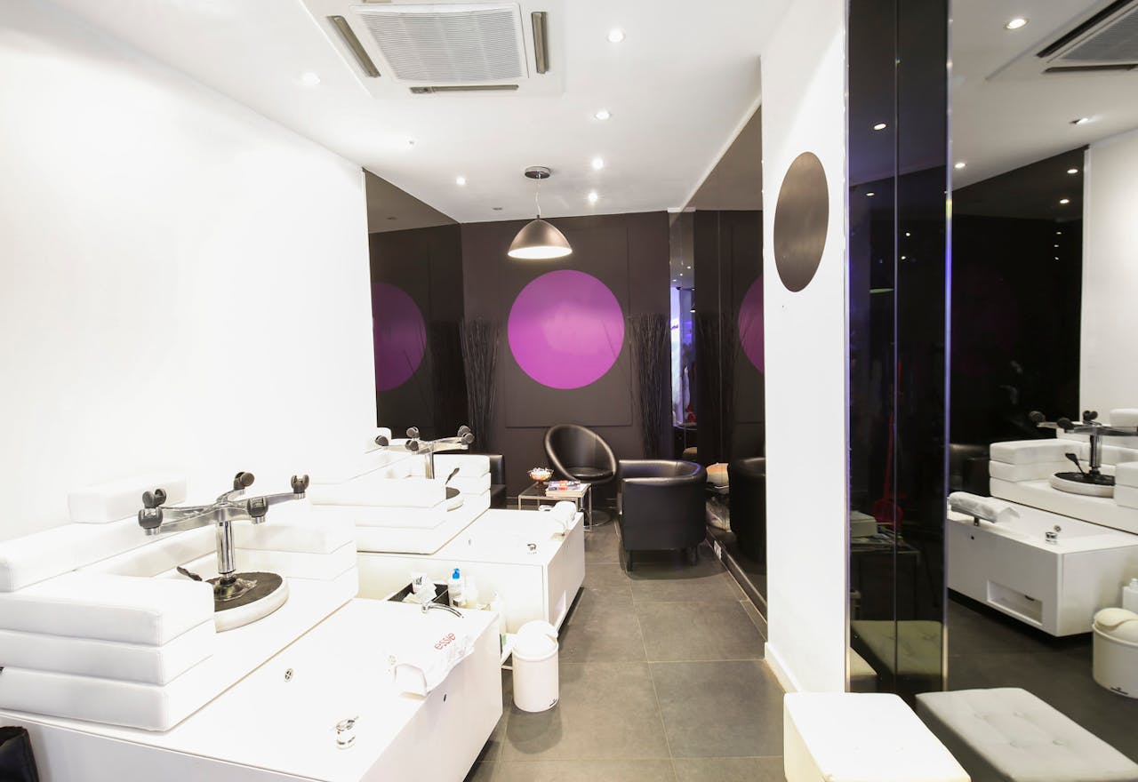 Modern Pop-Up Space in Passy - Image 1