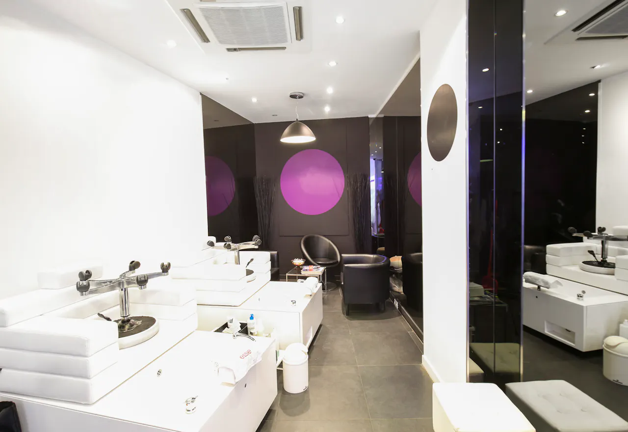 Modern Pop-Up Space in Passy - Image 1