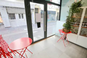 Bright Cafe Space Near Châtelet - Image 3