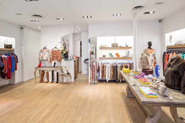 Beautiful Paris 7th Retail Space - Image 2