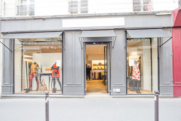 Beautiful Paris 7th Retail Space - Image 3