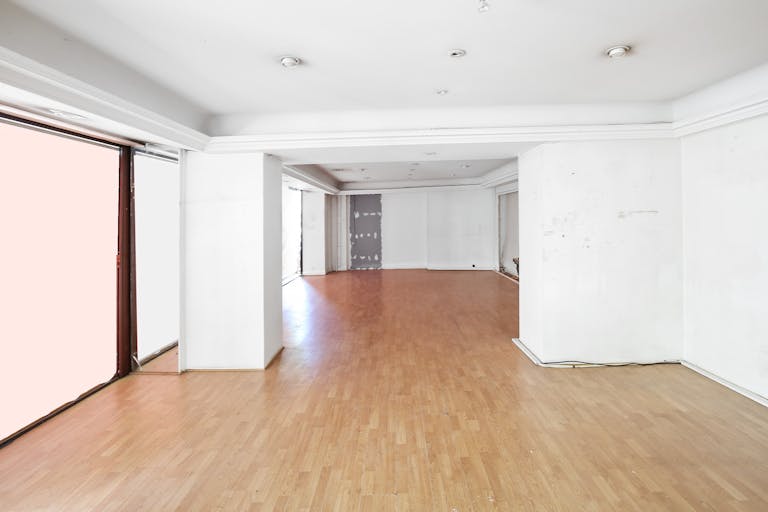 Spacious Pop-Up Store in Le Marais - Image 1