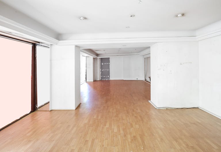 Spacious Pop-Up Store in Le Marais - Image 1