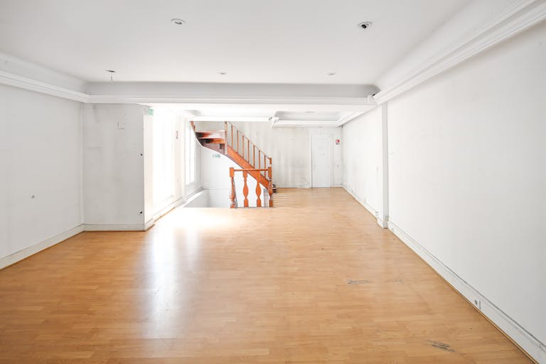 Spacious Pop-Up Store in Le Marais - Image 3