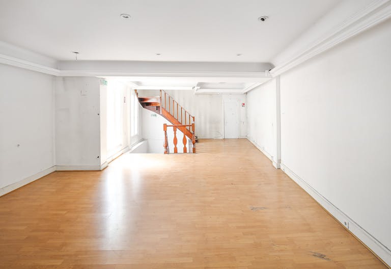 Spacious Pop-Up Store in Le Marais - Image 3