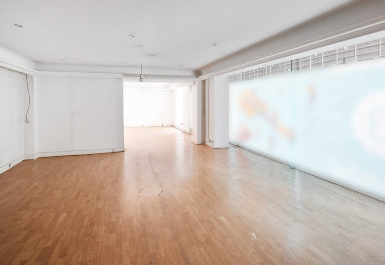 Spacious Pop-Up Store in Le Marais - Image 4