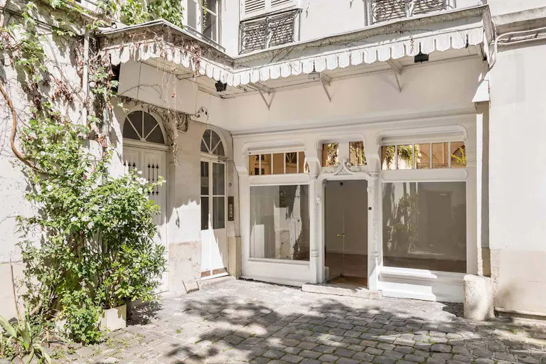 Showroom Space in Paris 6th - Image 1