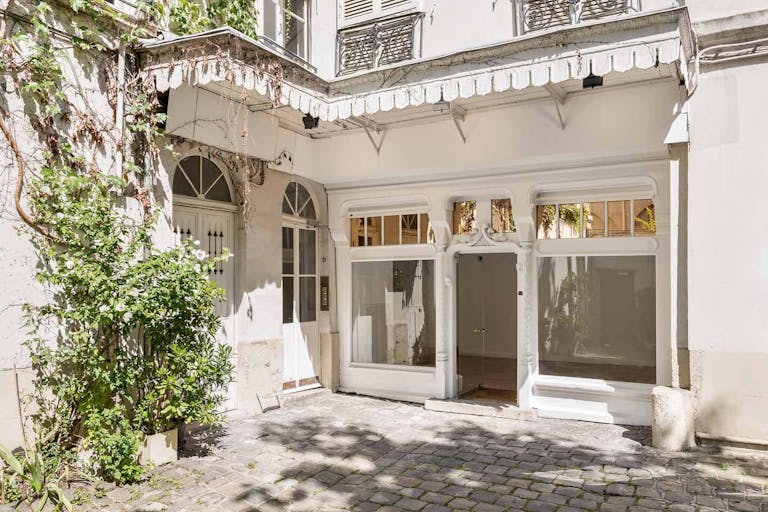 Showroom Space in Paris 6th - Image 1