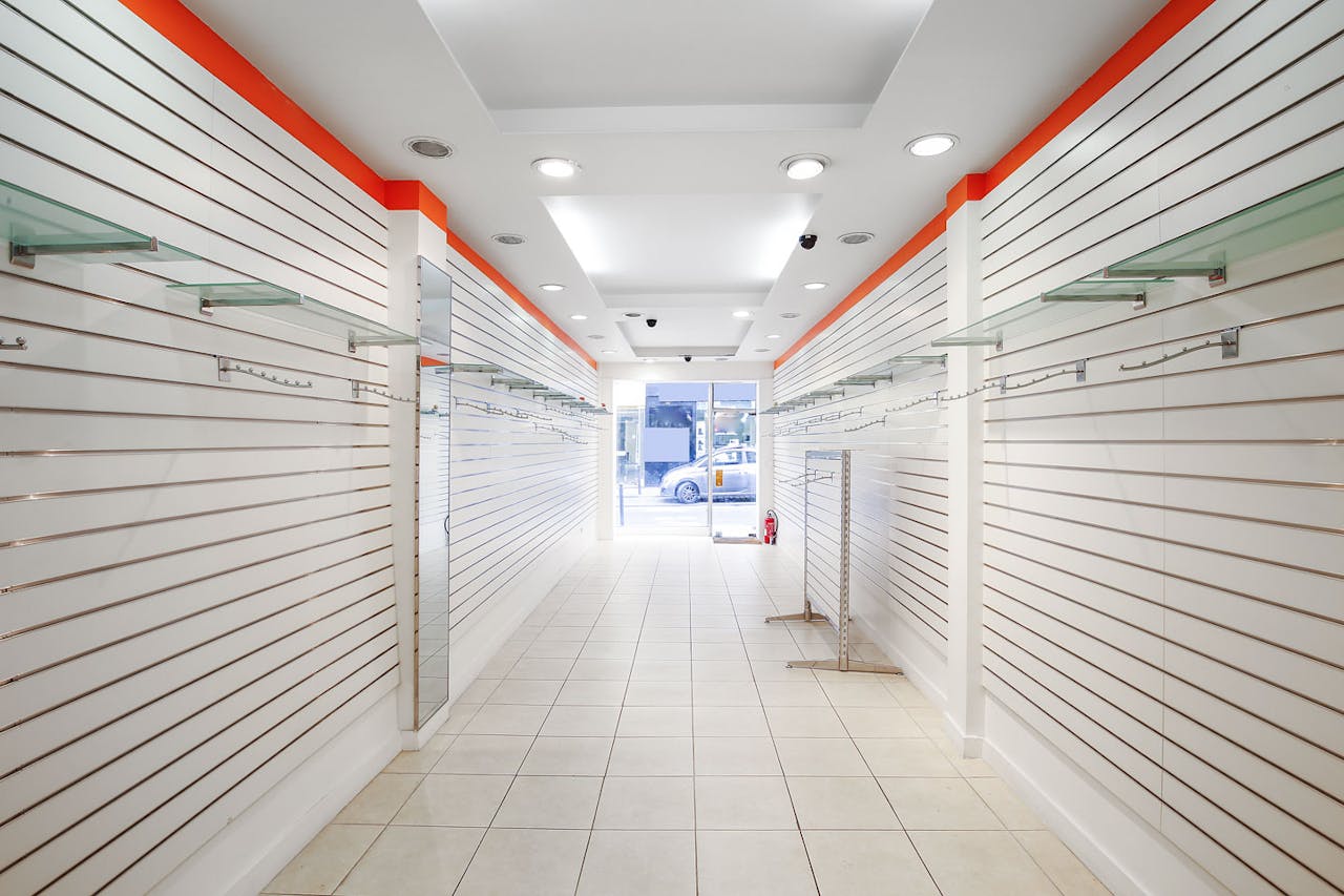 Compact Retail Space Near Sentier - Image 0