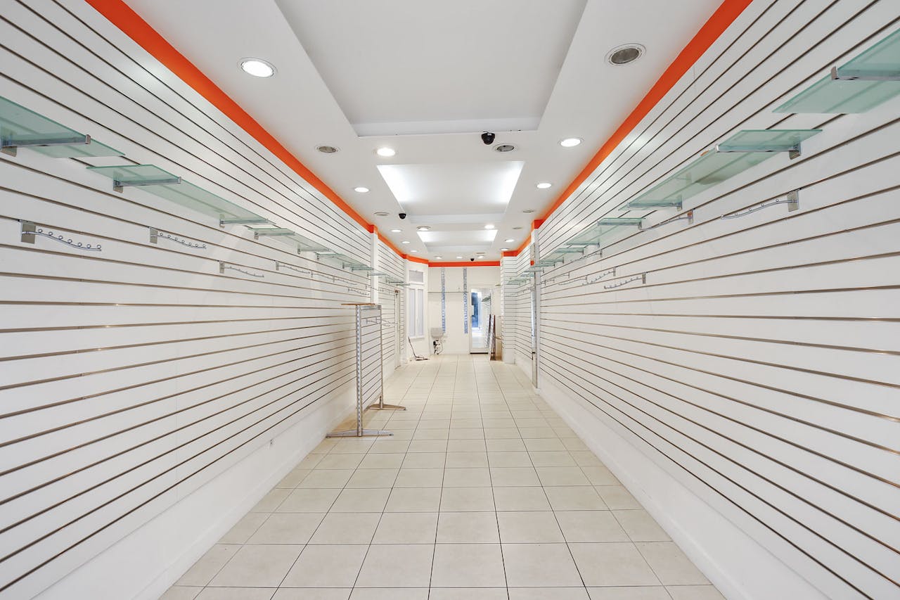 Compact Retail Space Near Sentier - Image 1