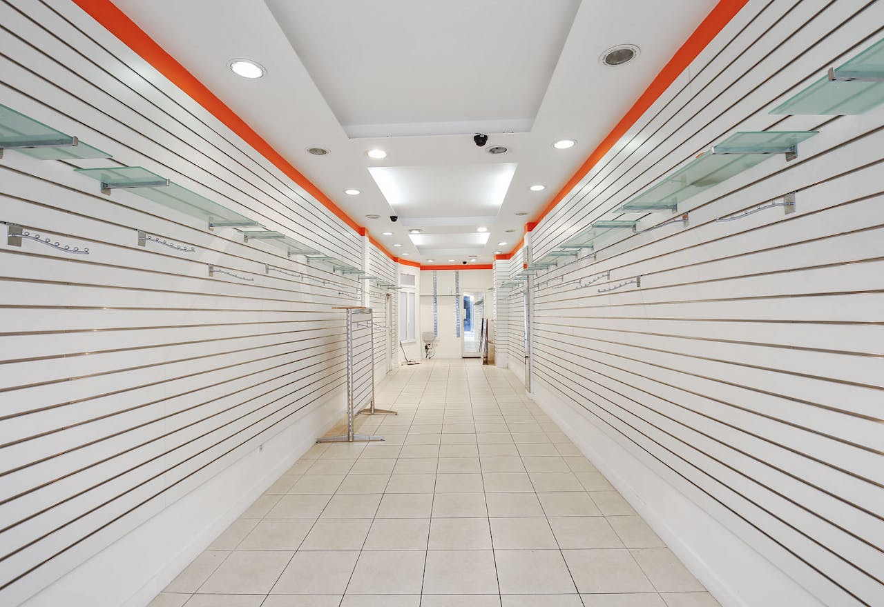Compact Retail Space Near Sentier - Image 1