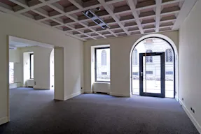 Elegant boutique in fashion district - Image 0