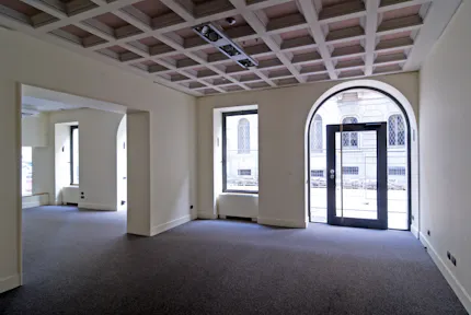Elegant boutique in fashion district - Image 0