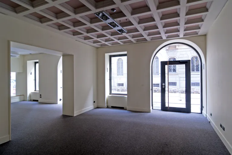 Elegant boutique in fashion district - Image 0