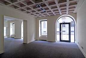 Elegant boutique in fashion district - Image 0