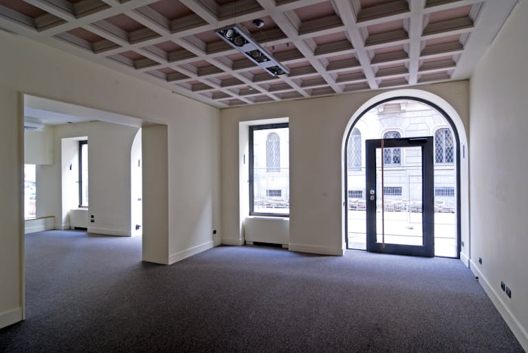 Elegant boutique in fashion district - Image 0