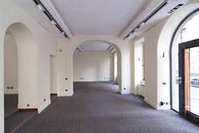 Elegant boutique in fashion district - Image 2