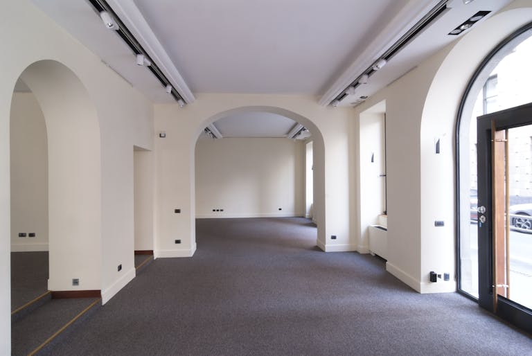 Elegant boutique in fashion district - Image 2