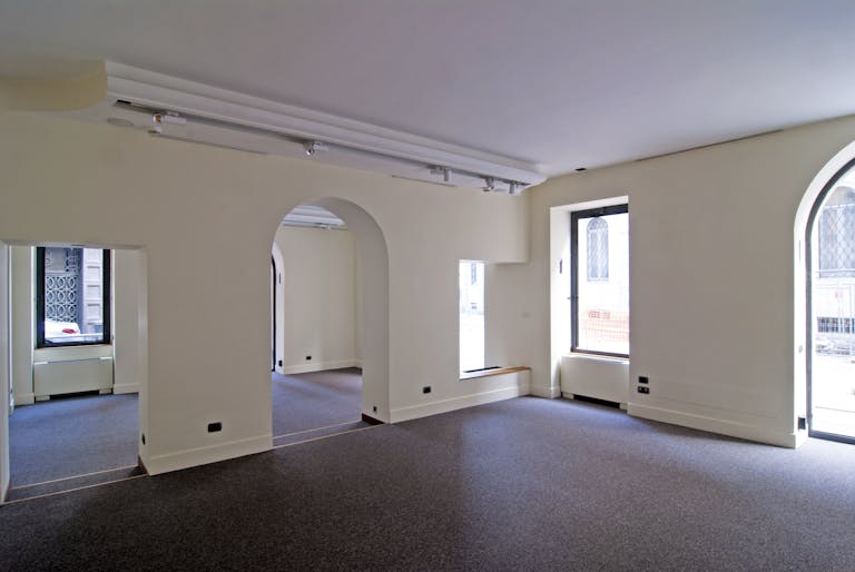 Elegant boutique in fashion district - Image 3