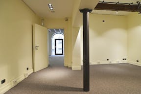 Elegant boutique in fashion district - Image 4