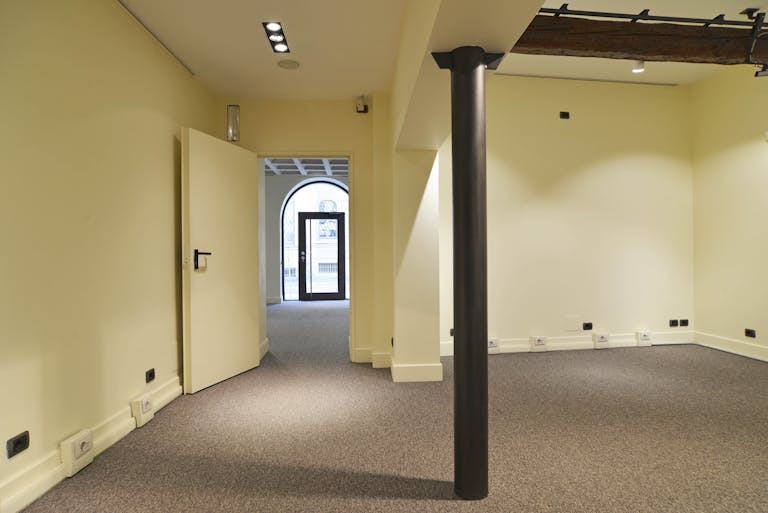 Elegant boutique in fashion district - Image 4