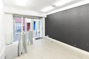 Inviting Gallery Space in Le Marais - Image 2