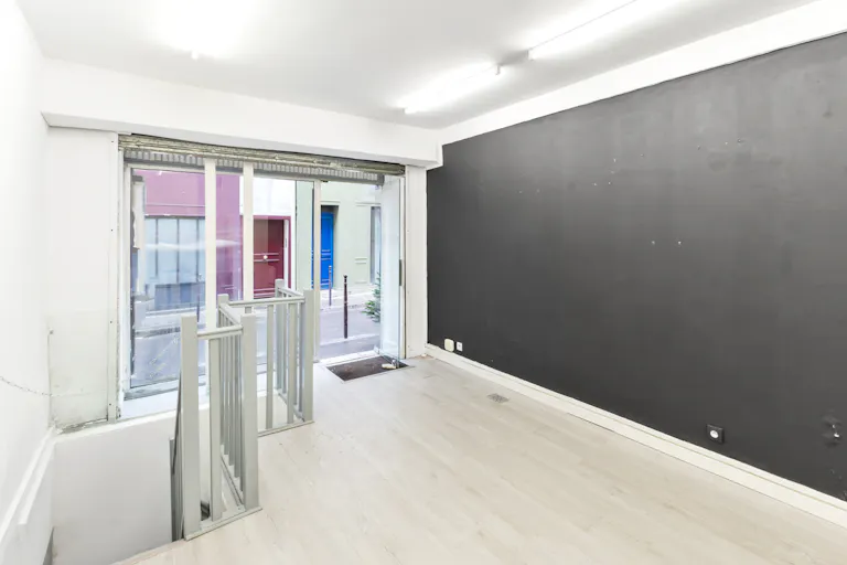 Inviting Gallery Space in Le Marais - Image 2