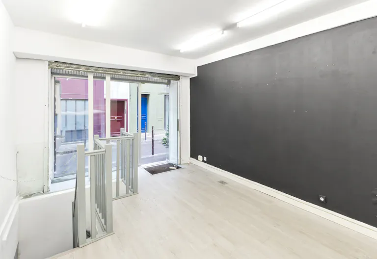 Inviting Gallery Space in Le Marais - Image 2