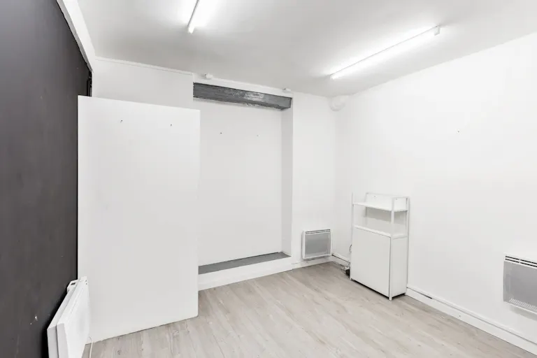 Inviting Gallery Space in Le Marais - Image 3