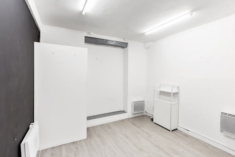 Inviting Gallery Space in Le Marais - Image 3