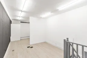 Inviting Gallery Space in Le Marais - Image 8