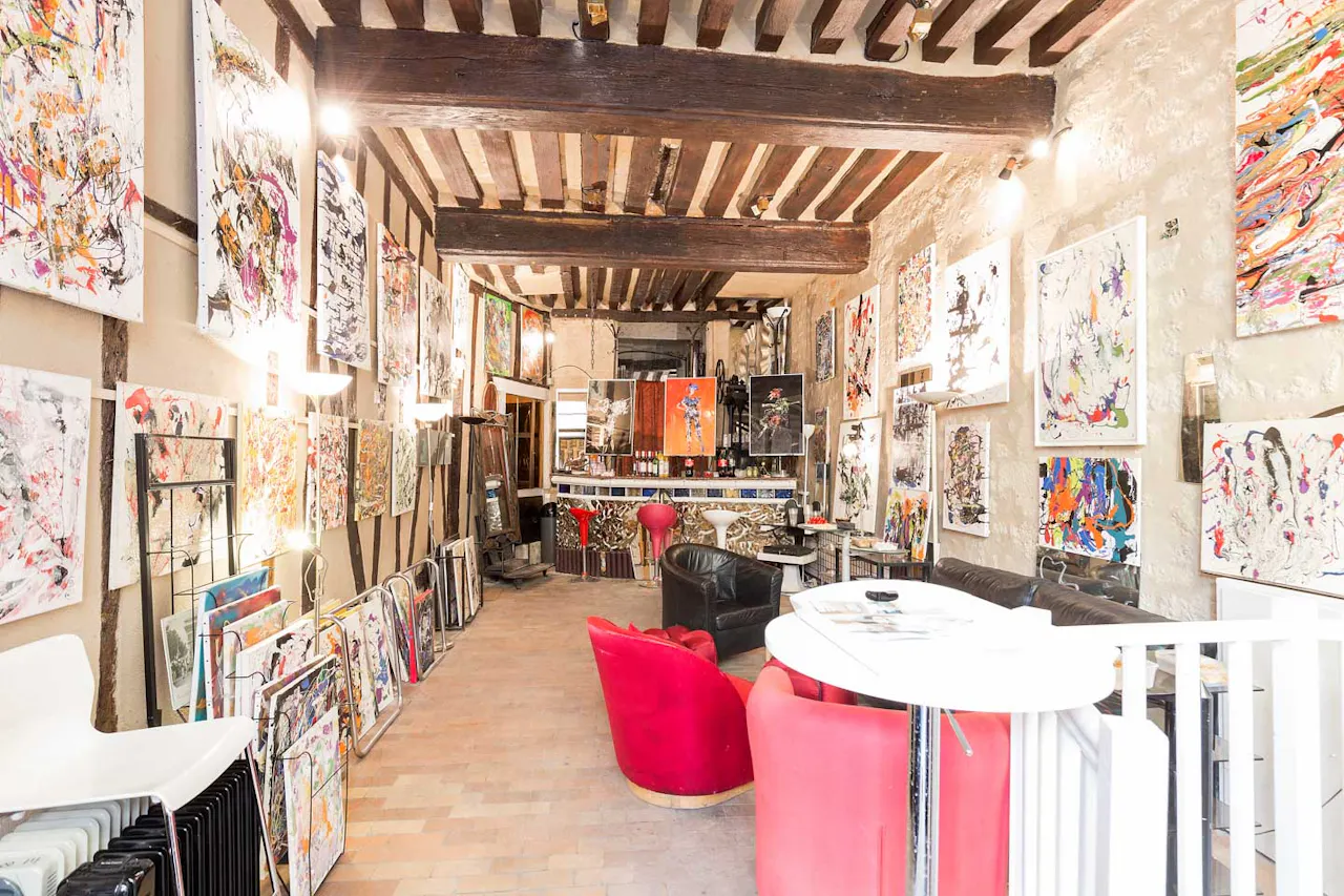 Creative Gallery in Paris 6th - Image 1