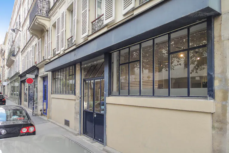 Calm Gallery Space in Paris 10th - Image 1