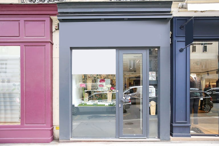 Retail Boutique in Paris 6th - Image 2