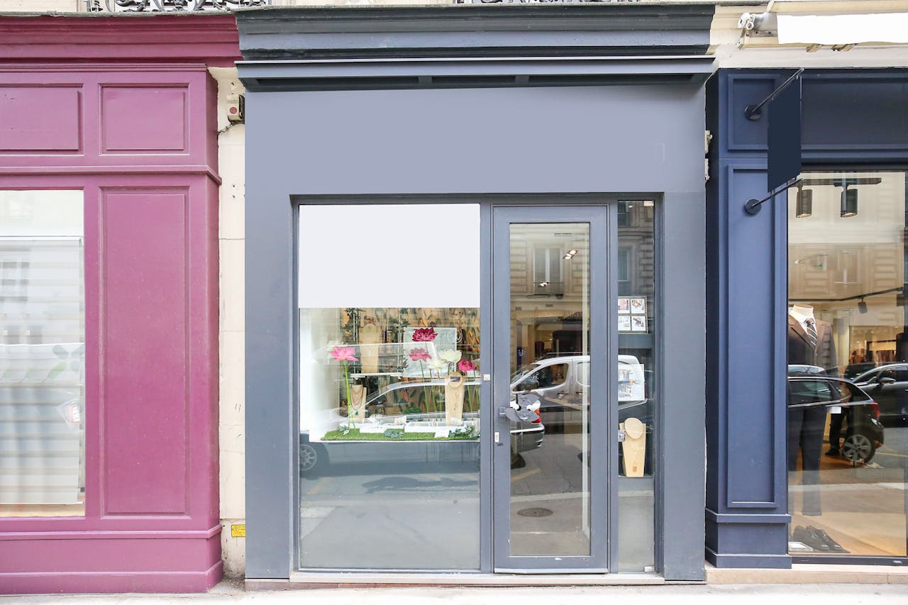 Retail Boutique in Paris 6th - Image 2