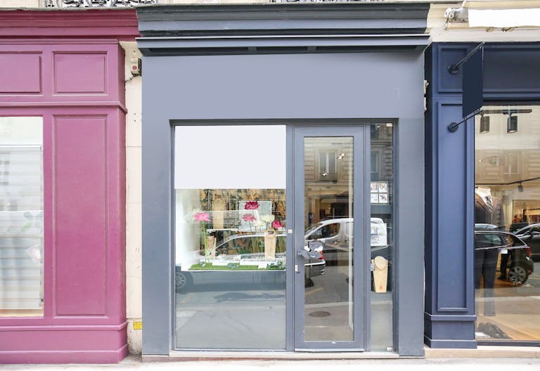 Retail Boutique in Paris 6th - Image 2