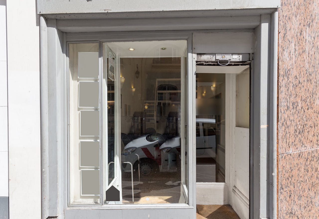 Compact Pop-Up Store in the 10th - Image 2