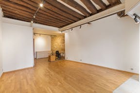 Lovely Boutique in Paris 6th - Image 1