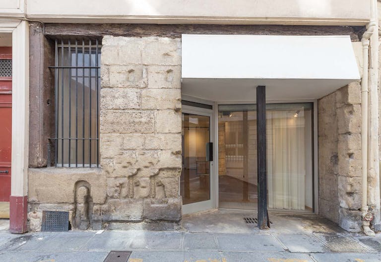 Lovely Boutique in Paris 6th - Image 2