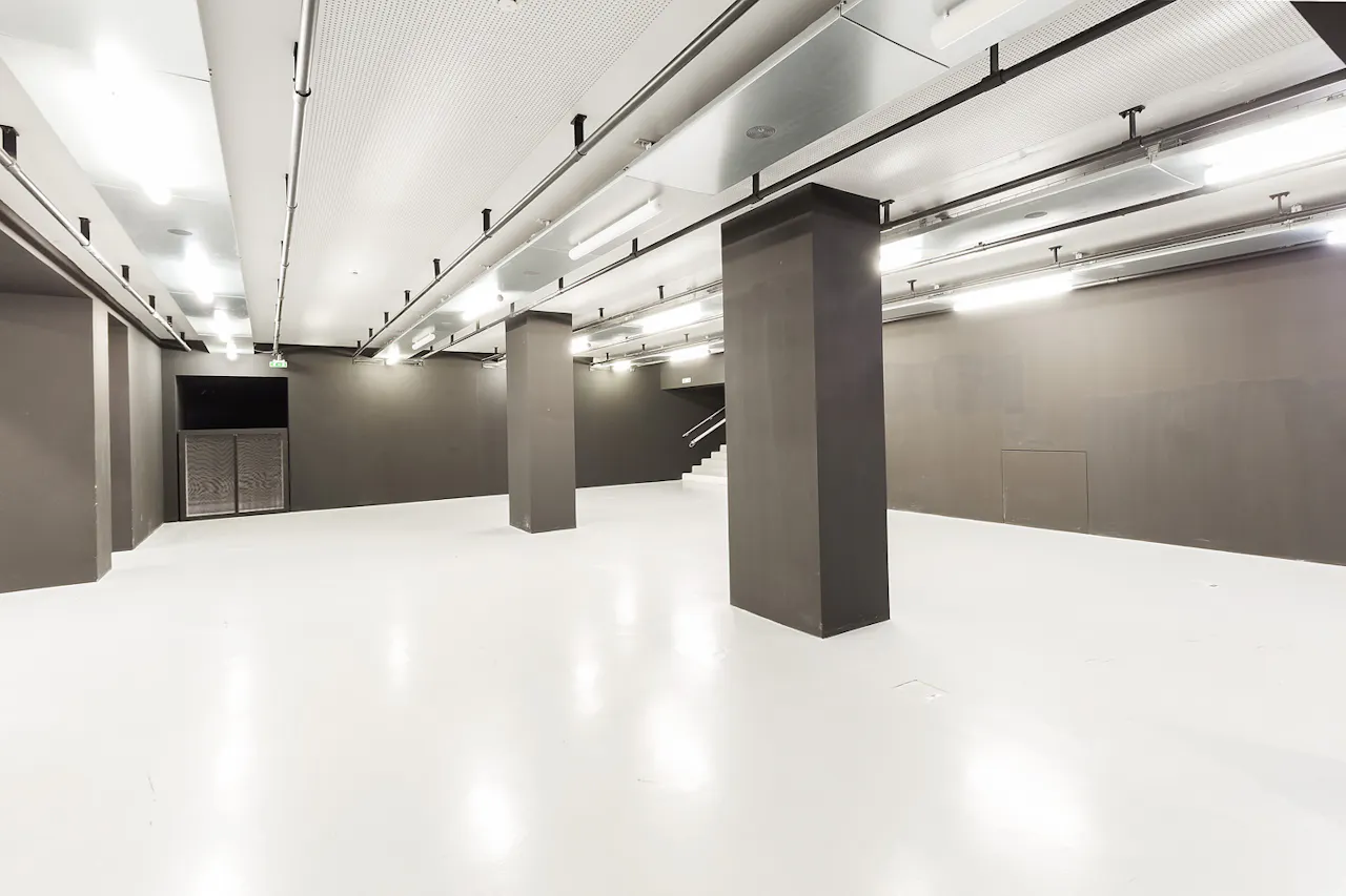 Exhibition Space in Réaumur - Image 2