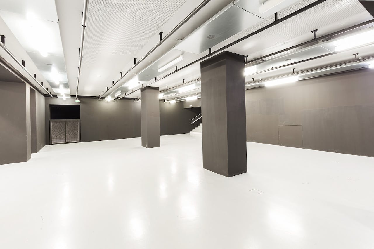 Exhibition Space in Réaumur - Image 2