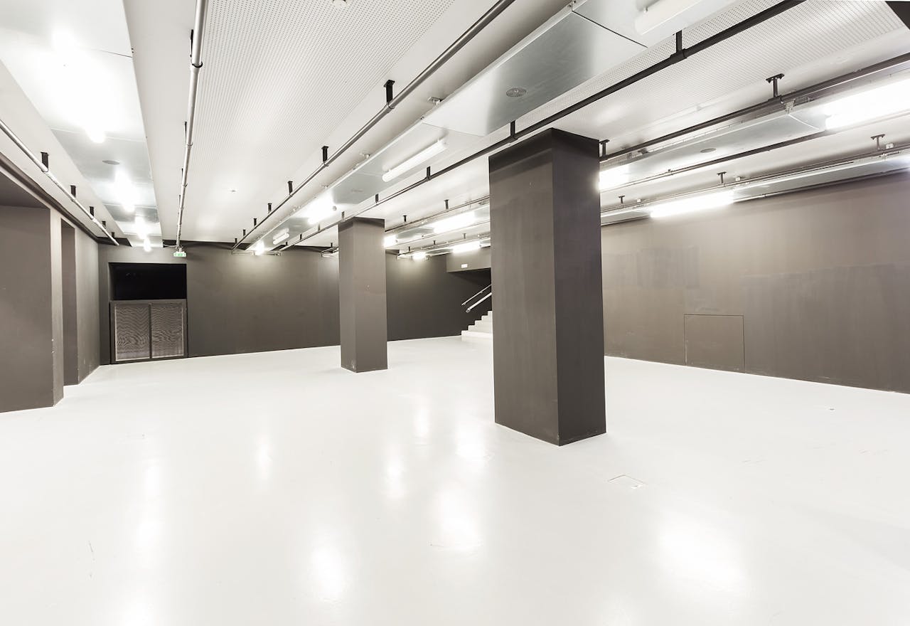 Exhibition Space in Réaumur - Image 2