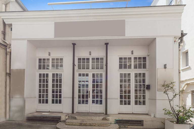 Bright Le Marais Fashion Showroom - Image 3