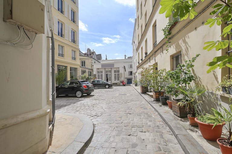 Bright Le Marais Fashion Showroom - Image 4