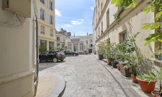 Bright Le Marais Fashion Showroom - Image 4